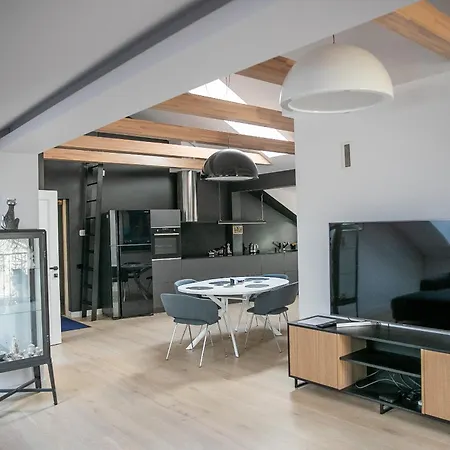 Charming In Old Town With Balcony Apartment