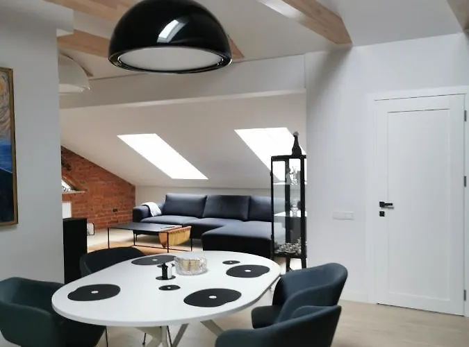 Charming In Old Town With Balcony דירה