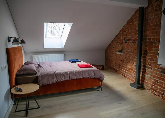 דירה Charming In Old Town With Balcony