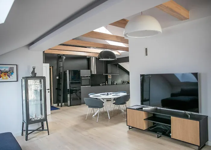 Charming In Old Town With Balcony Apartment