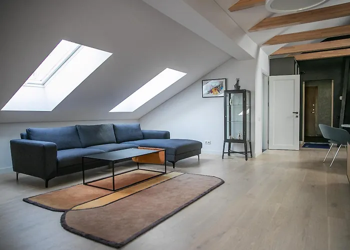 דירה Charming In Old Town With Balcony