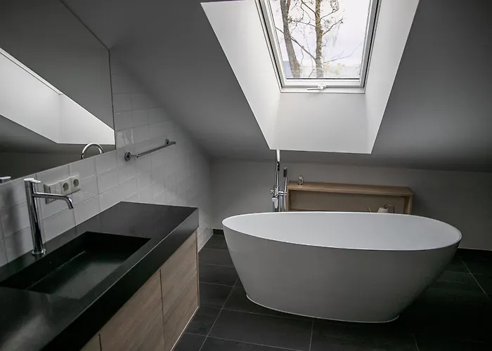 דירה Charming In Old Town With Balcony *